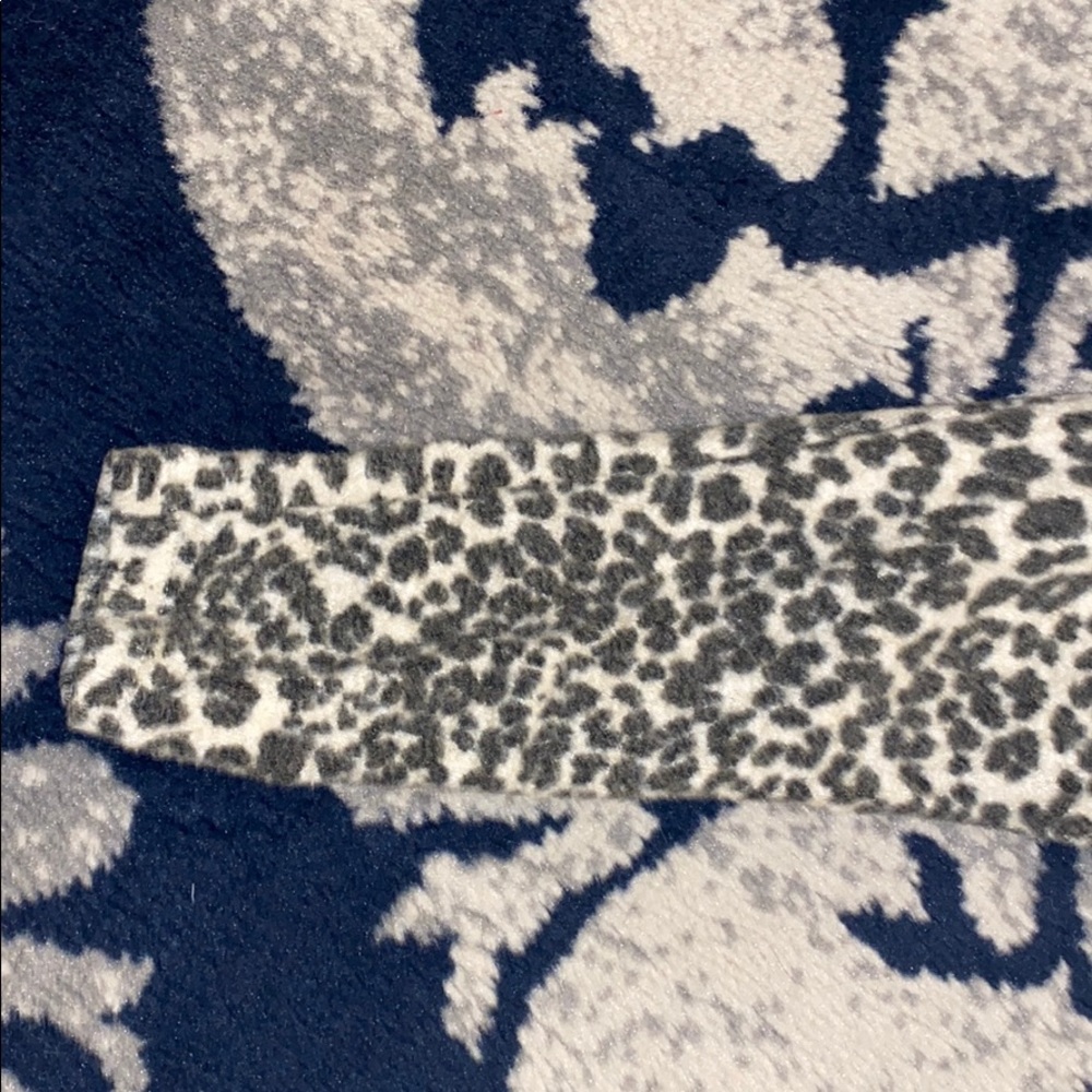 Super soft H&M Leopard Sweater - Picture 5 of 7